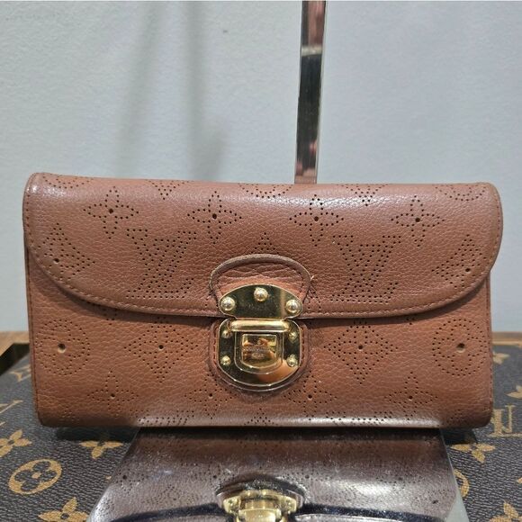 Authentic Louis Vuitton Mahina Amelia Wallet Monogram in brown leather.